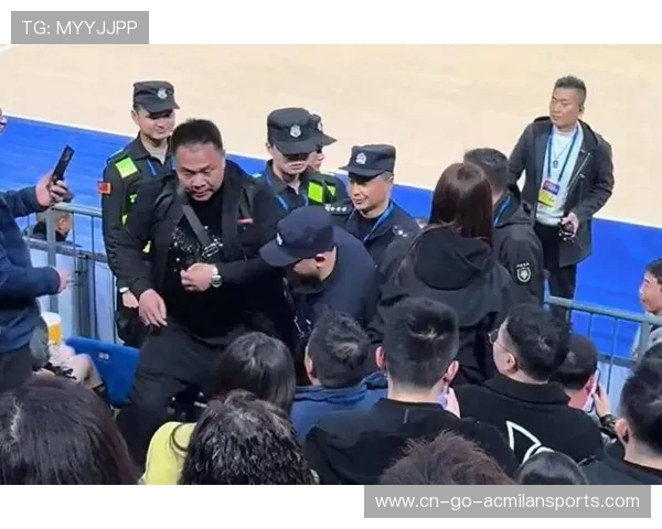 CBA 球迷冲进场外撒钱！原因离谱